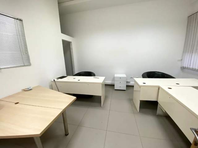Tirane, jepet me qera zyre Kati 1, 160 m² 1.400 Euro (Ruga e Kavajes)