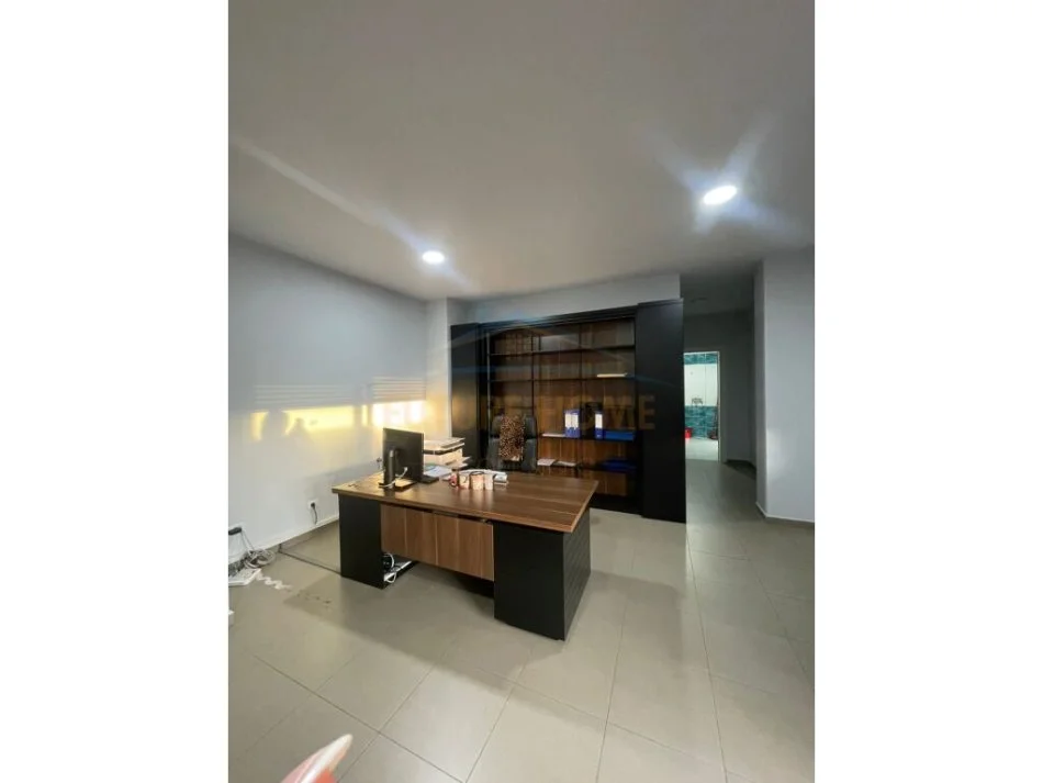 Tirane, jepet me qera ambjent biznesi Kati 4, 70 m² 950 € (Zogu Zi)