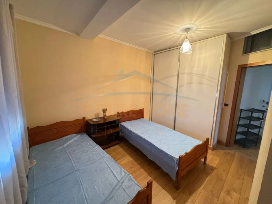Tirane, jepet me qera apartament 2+1+Ballkon Kati 3, 115 m² 550 € (Unaza e Re)