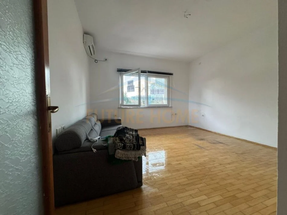 Tirane, jepet me qera zyre Kati 1, 82 m² 1.000 € (Qender)