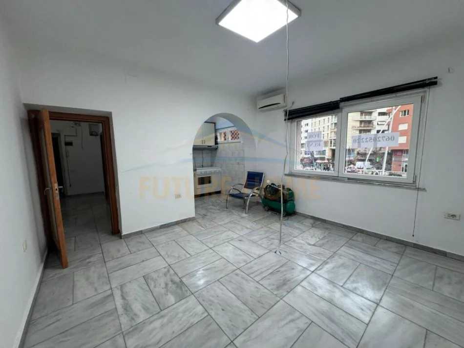 Tirane, jepet me qera zyre Kati 1, 82 m² 1.000 € (Qender)