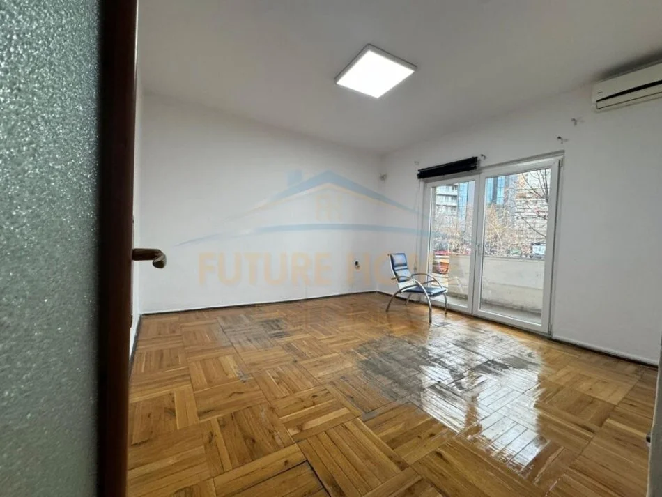 Tirane, jepet me qera zyre Kati 1, 82 m² 1.000 € (Qender)