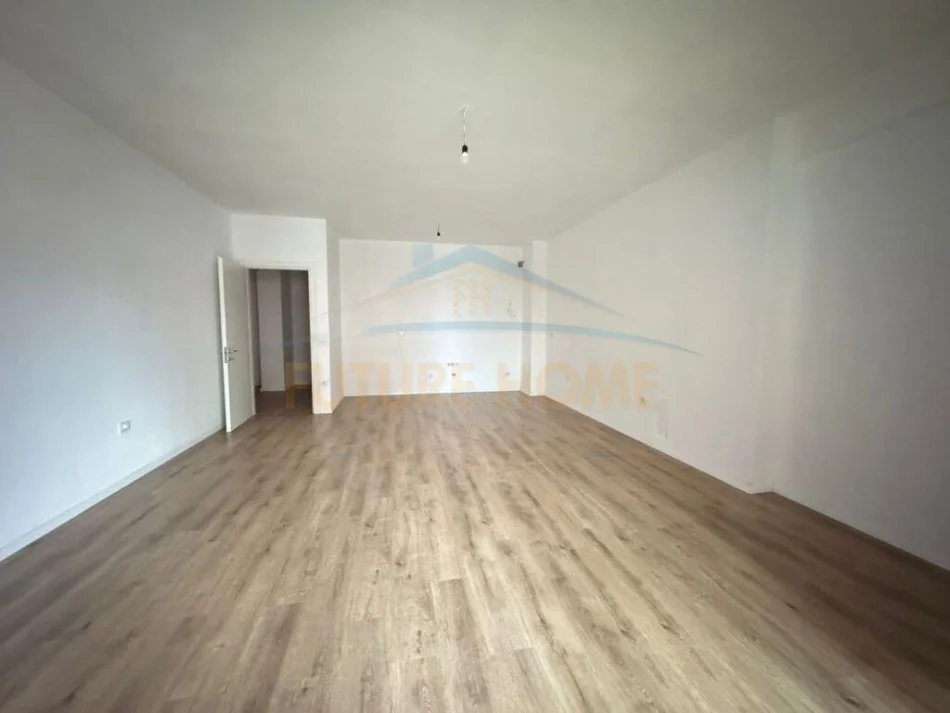 Tirane, jepet me qera apartament 2+1+Ballkon Kati 1, 120 m² 700 € (Unaza e Re)