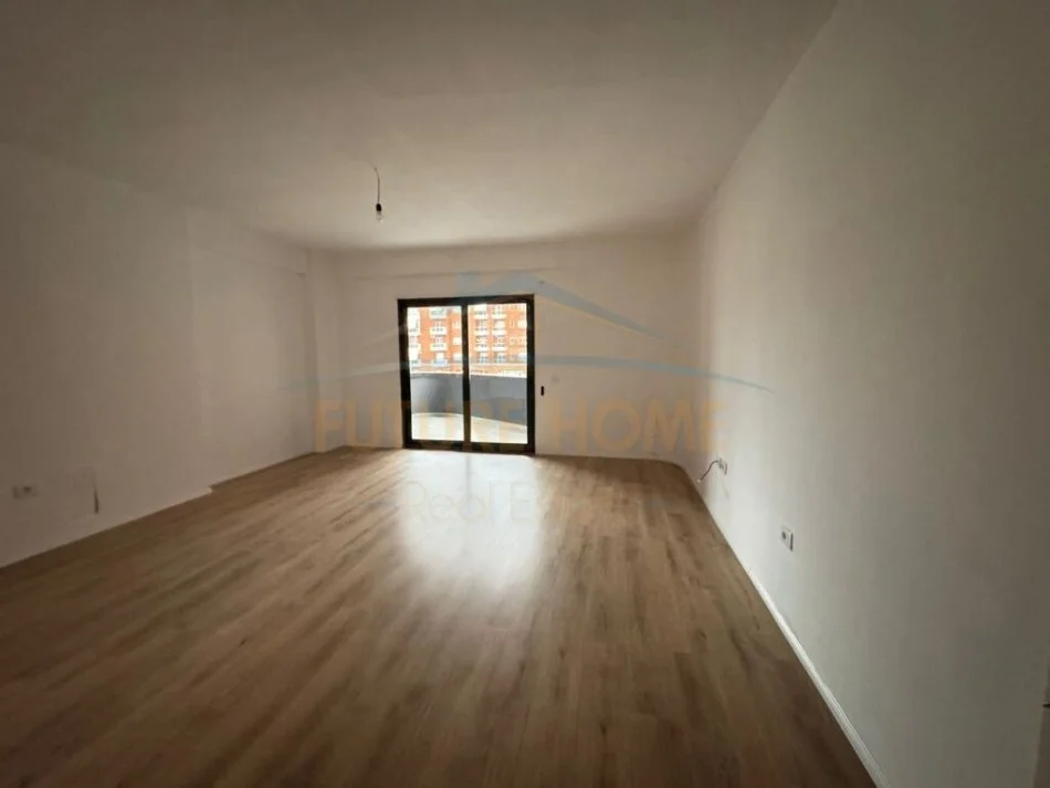 Tirane, jepet me qera apartament 2+1+Ballkon Kati 1, 120 m² 700 € (Unaza e Re)