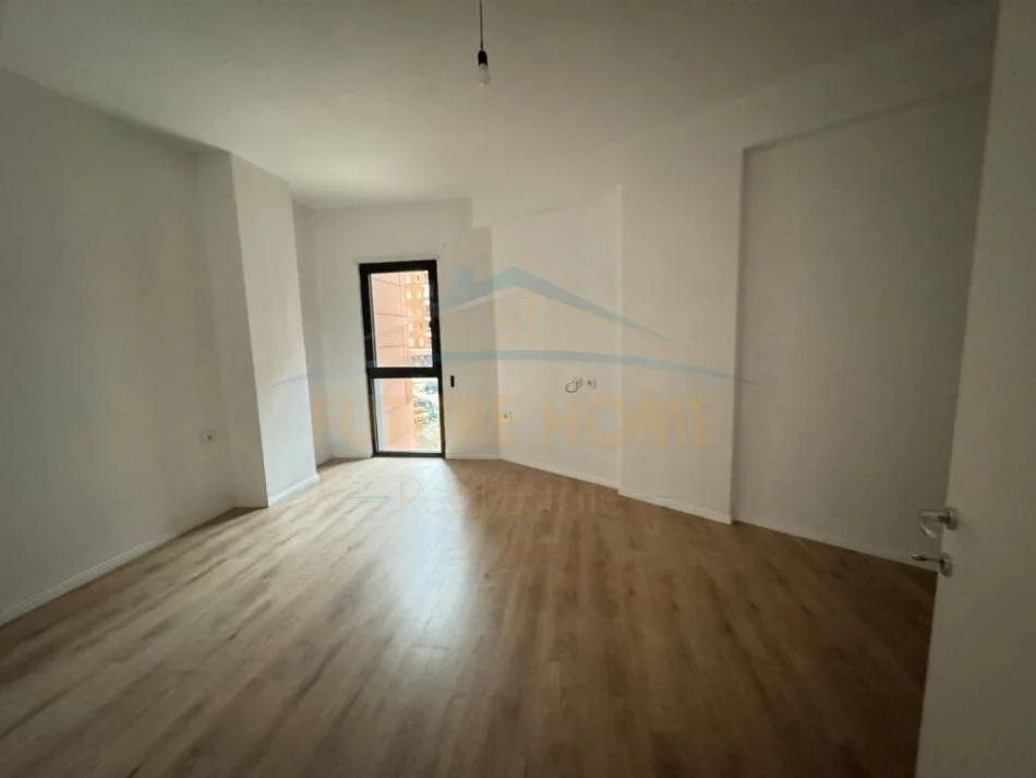Tirane, jepet me qera apartament 2+1+Ballkon Kati 1, 120 m² 700 € (Unaza e Re)