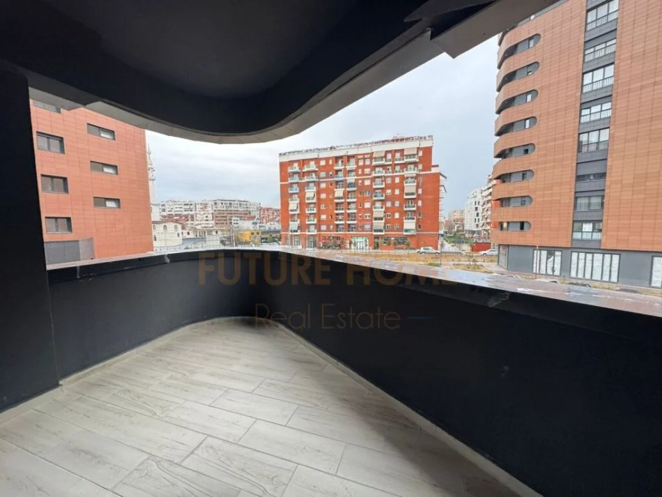 Tirane, jepet me qera apartament 2+1+Ballkon Kati 1, 120 m² 700 € (Unaza e Re)