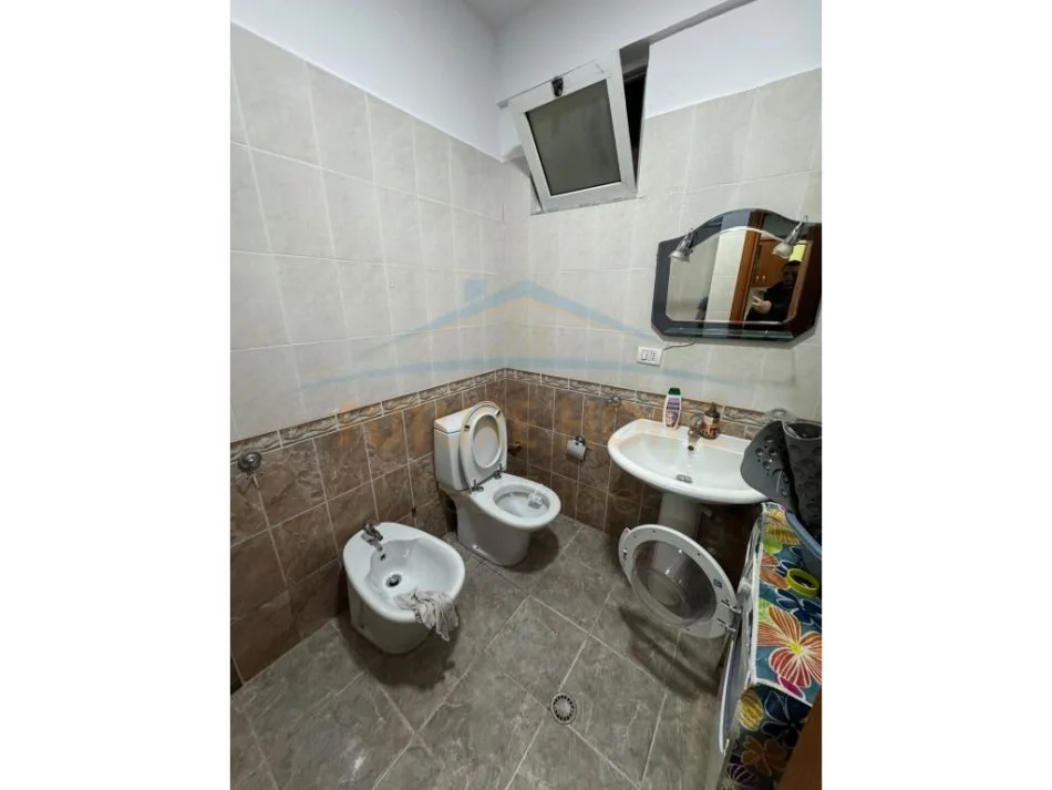 Tirane, jepet me qera apartament 1+1+Aneks Kati 1, 60 m² 450 € (Unaza e Re)