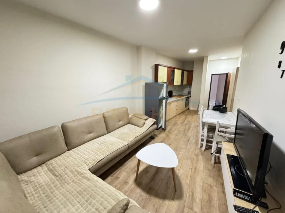 Tirane, jepet me qera apartament 1+1+Aneks+Ballkon Kati 1, 60 m² 400 € (Astir)