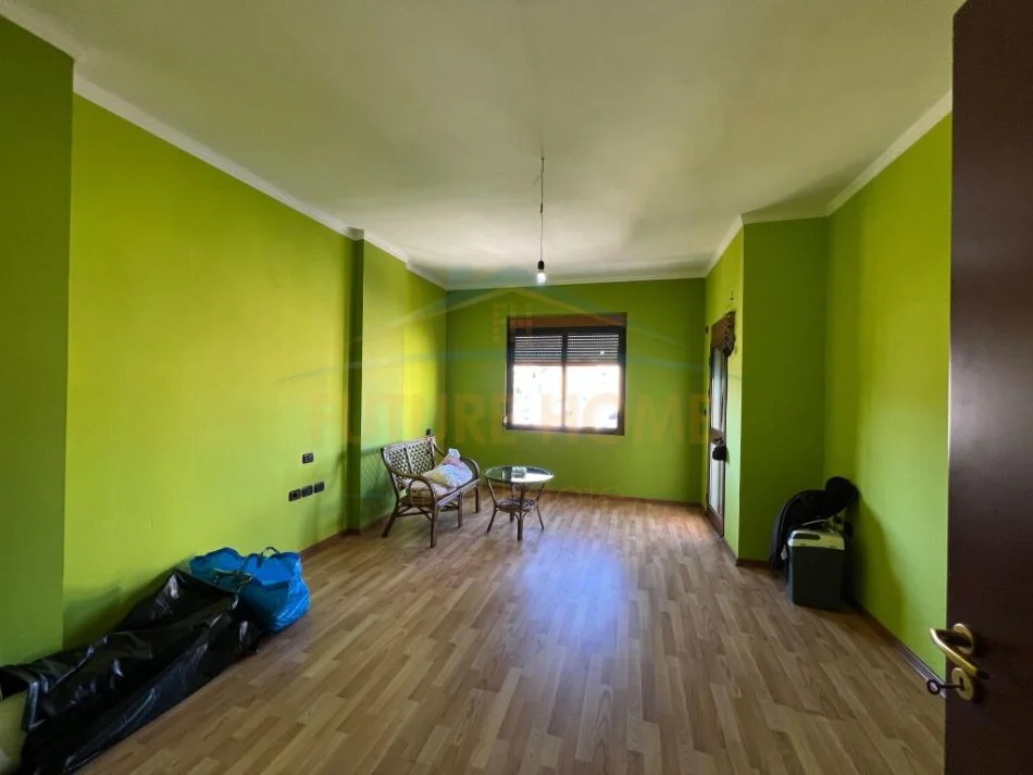 Durres, jepet me qera apartament 2+1 , 115 m² 400 € (Prane Kopshtit Sotir Noka, Durres)