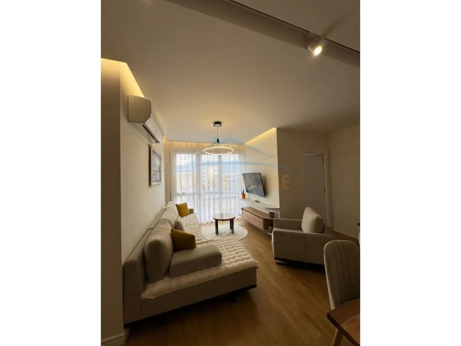 Tirane, jepet me qera apartament 2+1+Ballkon Kati 1, 75 m² 700 € (Selite)