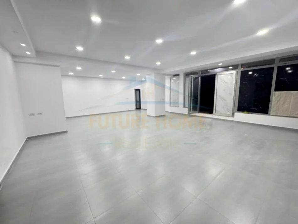 Tirane, jepet me qera ambjent biznesi Kati -1, 85 m² 410 € (UNAZA E RE)