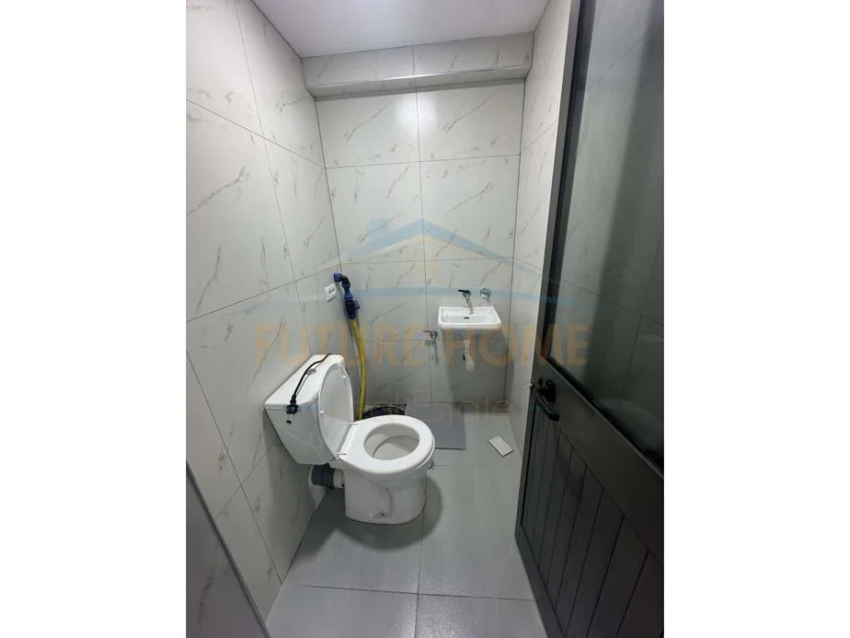Tirane, jepet me qera ambjent biznesi Kati -1, 85 m² 410 € (UNAZA E RE)