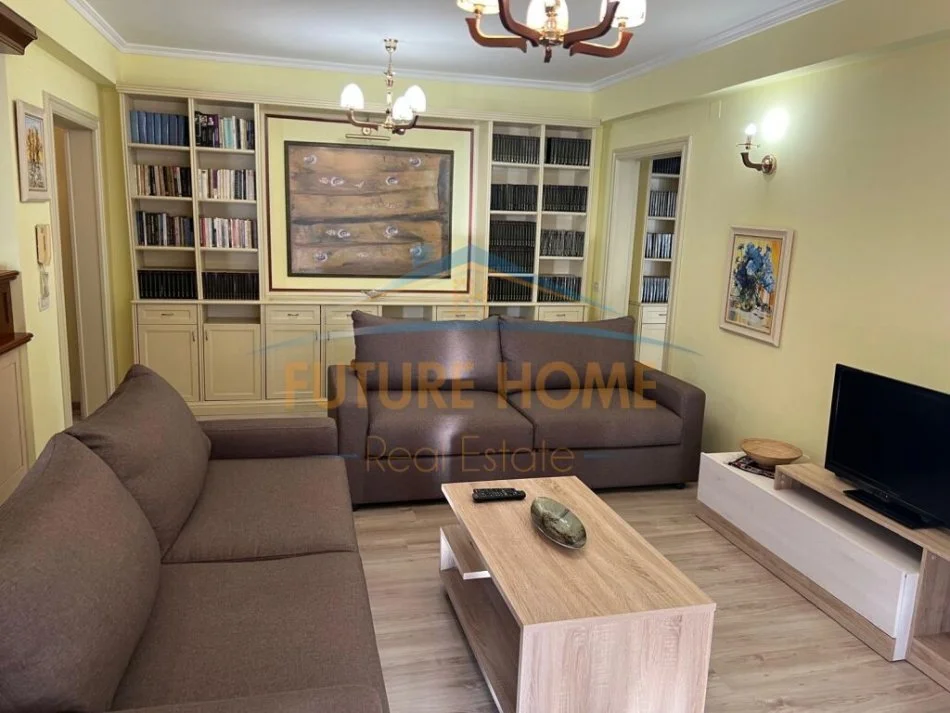 Tirane, jepet me qera apartament 2+1+Aneks+Ballkon Kati 4, 114 m² 1.000 € (BULEVARDI ZOGI I PARE)
