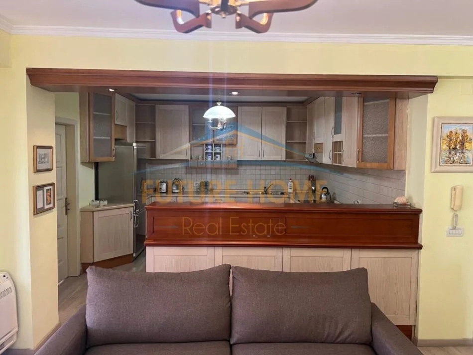 Tirane, jepet me qera apartament 2+1+Aneks+Ballkon Kati 4, 114 m² 1.000 € (BULEVARDI ZOGI I PARE)