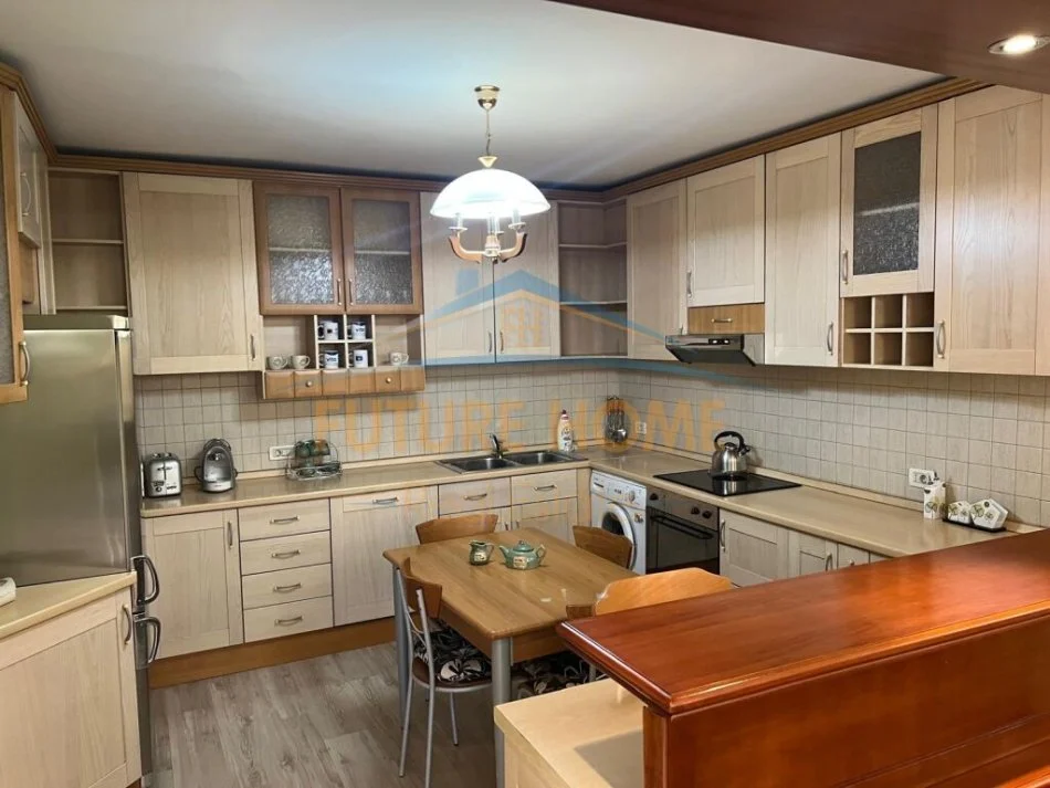 Tirane, jepet me qera apartament 2+1+Aneks+Ballkon Kati 4, 114 m² 1.000 € (BULEVARDI ZOGI I PARE)