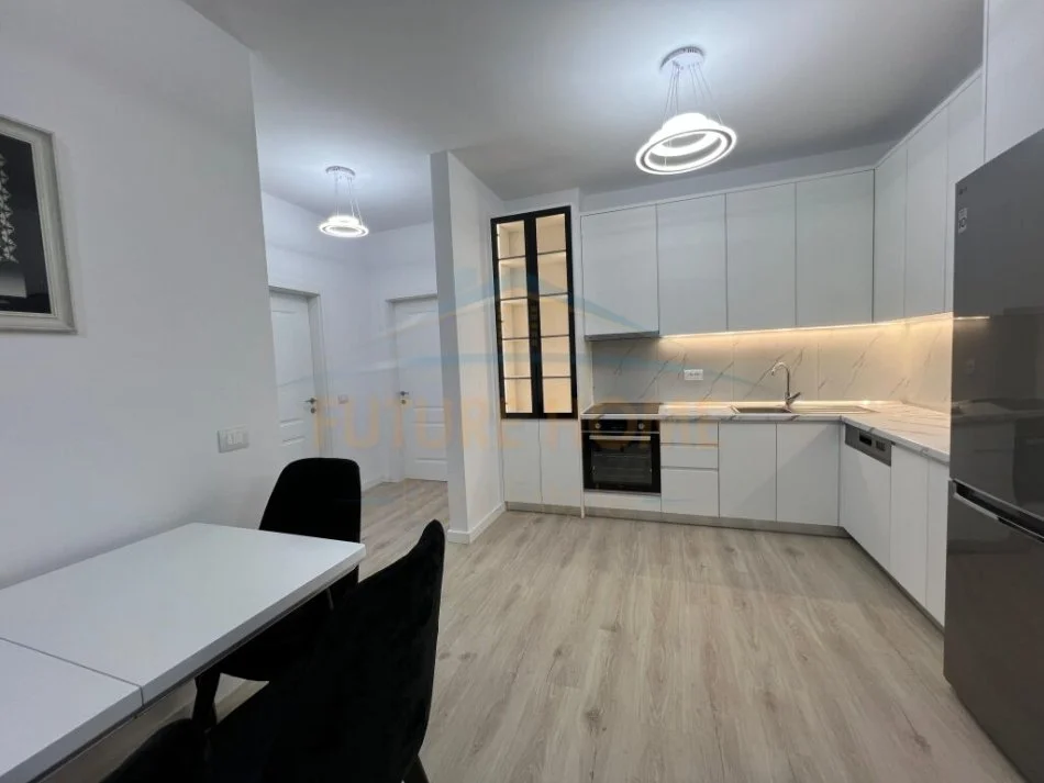 Tirane, jepet me qera apartament 2+1+Aneks+Ballkon Kati 8, 118 m² 550 € (Astir, Unaza e Re)