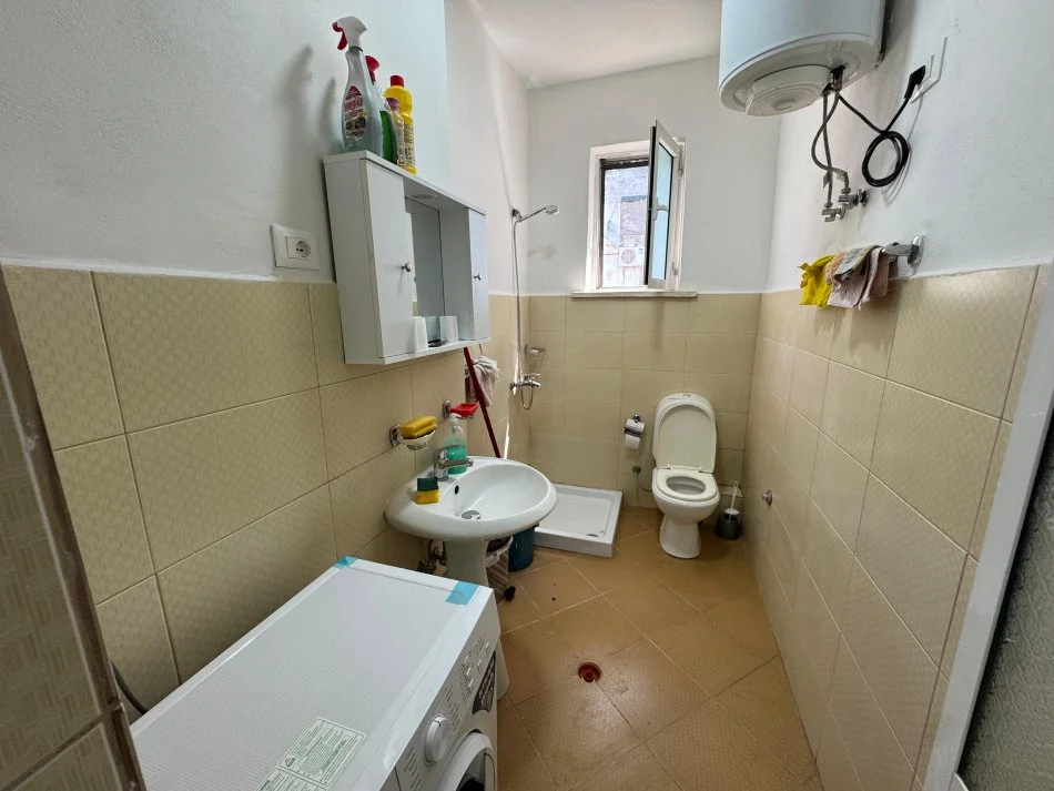 Tirane, jepet me qera apartament 2+1+Ballkon Kati 5, 550 € 