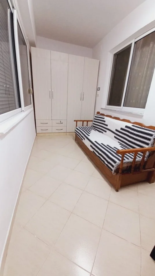 Tirane, jepet me qera shtepi 1+1+Ballkon Kati 1, 72 m² 550 € (Ali Dem)