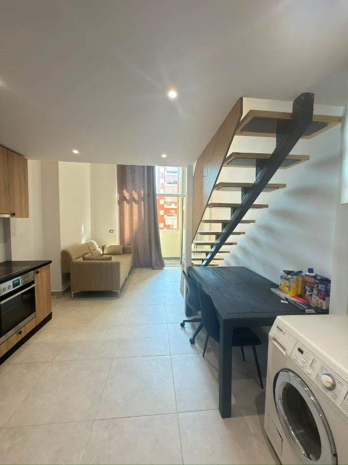 Tirane, jepet me qera apartament duplex 1+1 Kati 1, 70 m² 400 € (Yzberisht)