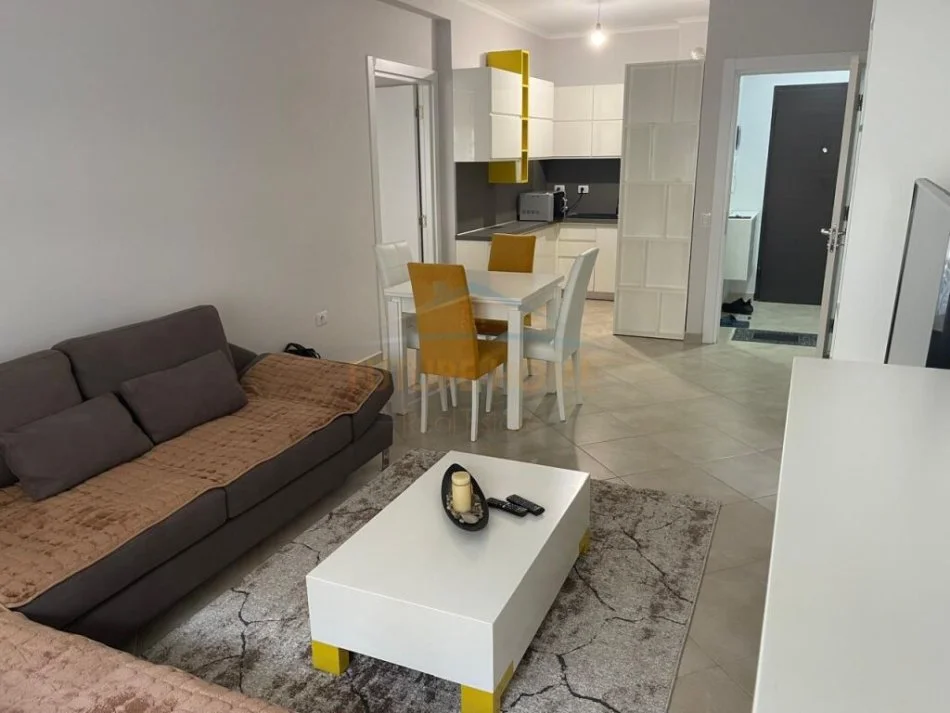 Tirane, jepet me qera apartament 2+1+Ballkon Kati 2, 86 m² 700 € (Rruga Bill KLINTON)