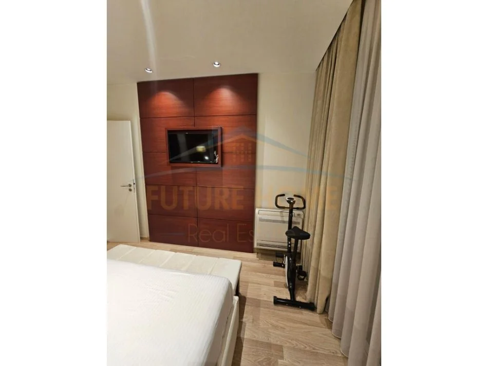 Tirane, jepet me qera apartament 2+1+Ballkon Kati 19, 100 m² 1.500 € (AMBASADOR 3)