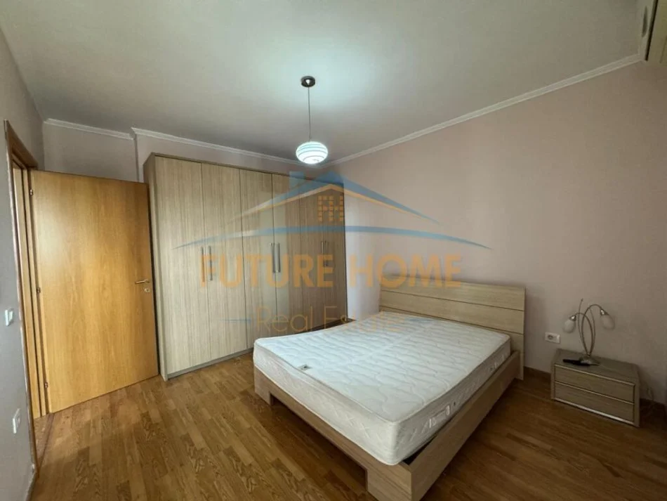 Tirane, shitet apartament 2+1+Ballkon Kati 10, 87 m² 350.000 € (Rruga e Barrikadave)