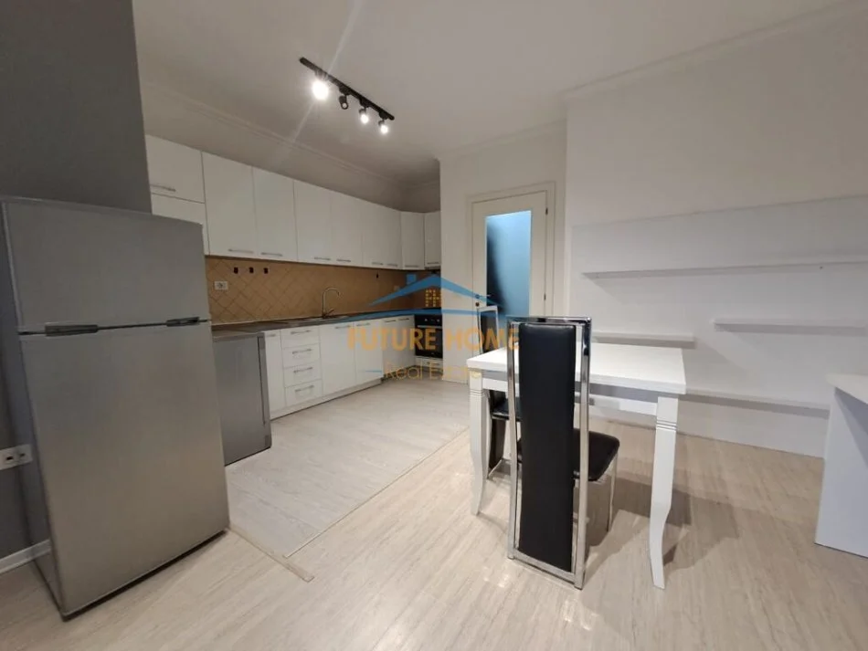 Tirane, jepet me qera apartament 1+1+Ballkon Kati 7, 57 m² 550 € (Pazari i Ri)
