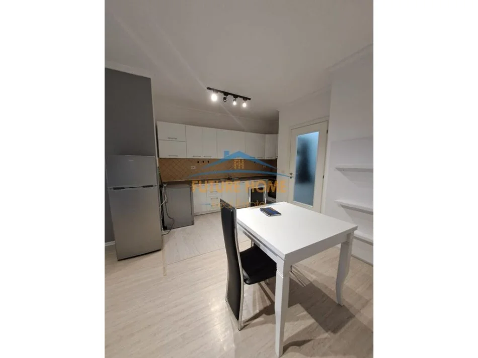Tirane, jepet me qera apartament 1+1+Ballkon Kati 7, 57 m² 550 € (Pazari i Ri)