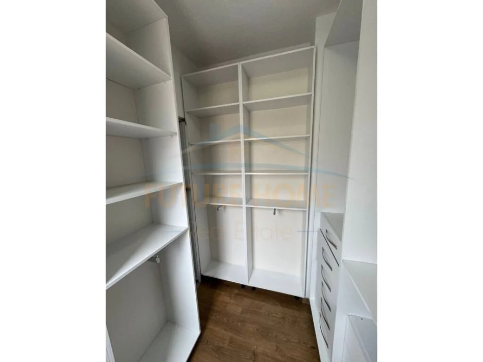 Tirane, jepet me qera apartament 2+1+Ballkon Kati 4, 94 m² 500 € (Unaza e Re)