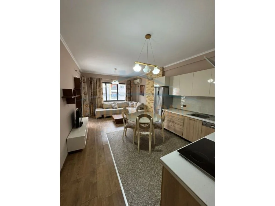 Tirane, jepet me qera apartament 2+1+Ballkon Kati 4, 94 m² 500 € (Astir)