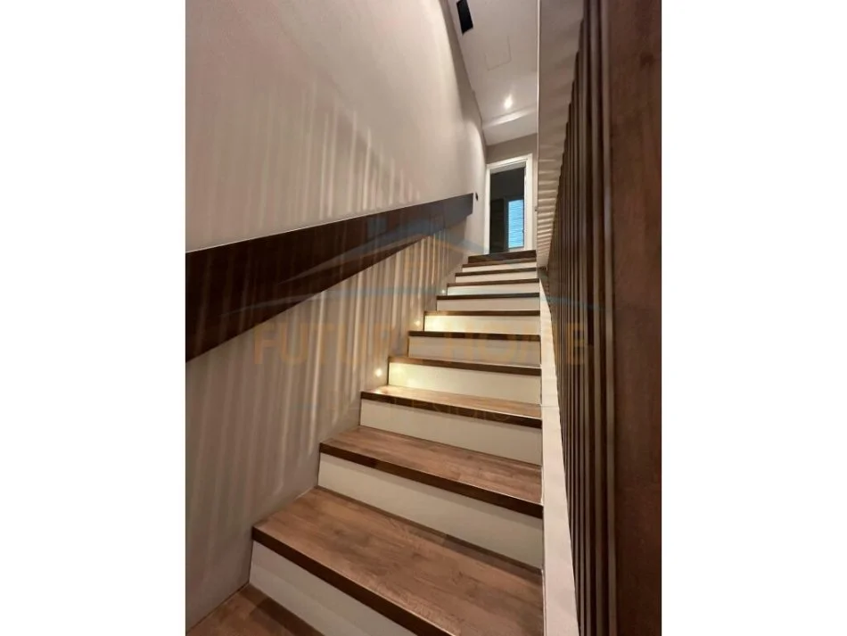 Durres, shitet Vile 3+1+Ballkon Kati 0, 400 m² 550.000 € (gjiri i lalezit)