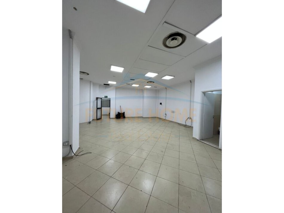 Tirane, jepet me qera ambjent biznesi Kati 2, 165 m² 2.000 € 