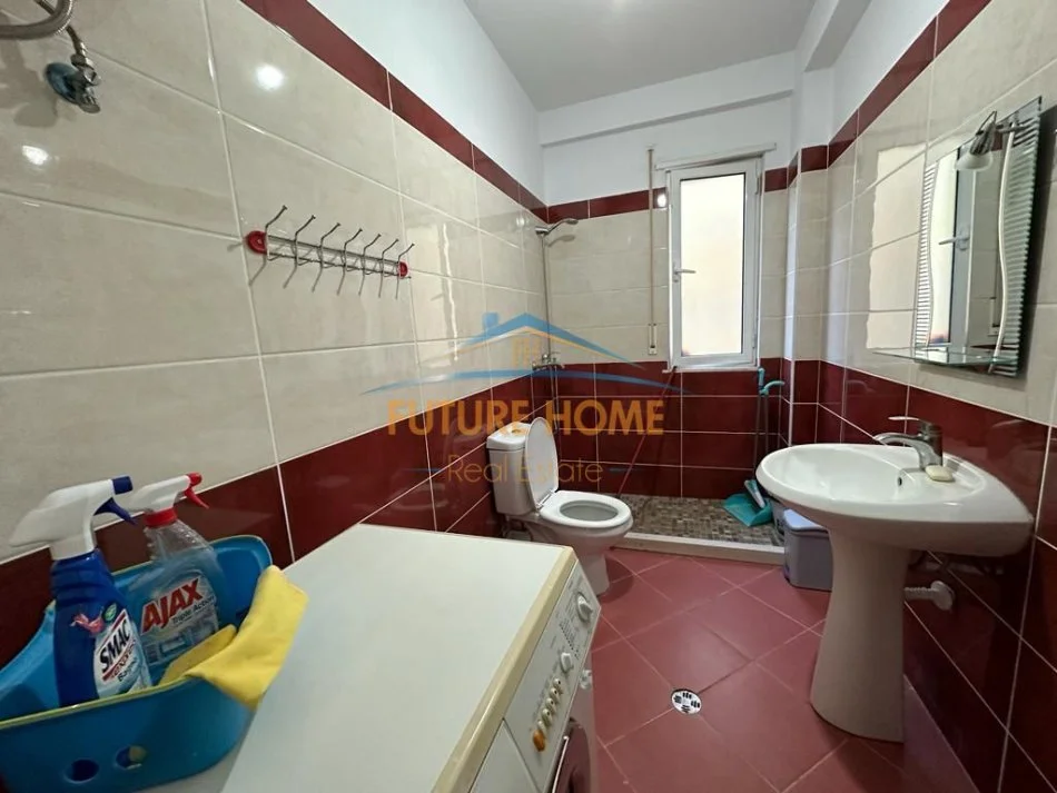 Tirane, jepet me qera apartament 2+1+Ballkon Kati 3, 80 m² 560 € (Rruga Bill Klinton)