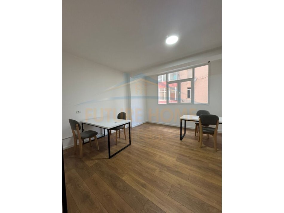 ALF48299 Tirane, jepet me qera zyre Kati 3, 60 m² 800 € (Rruga e Elbasanit)