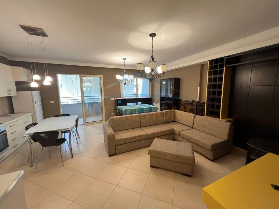 Tirane, jepet me qera 2+1 , 98 m² (tregu elektrik)