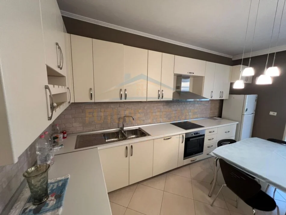 Tirane, jepet me qera apartament 2+1+Aneks+Ballkon Kati 4, 79 m² 600 € (tregu elektrik)