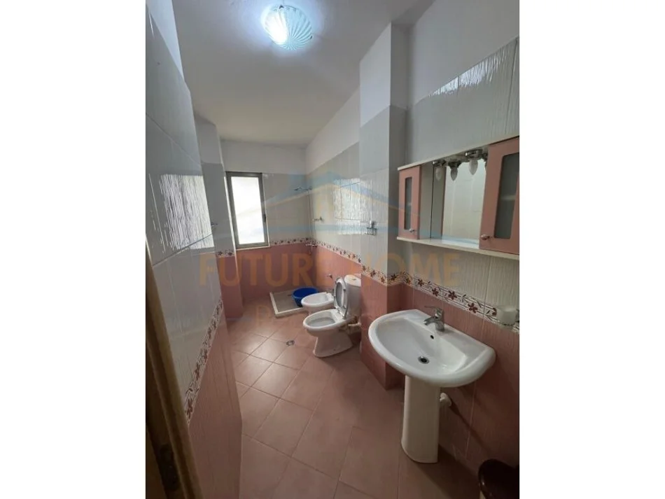 Tirane, jepet me qera apartament 2+1 Kati 5, 70 m² 530 € (UNAZA E RE)