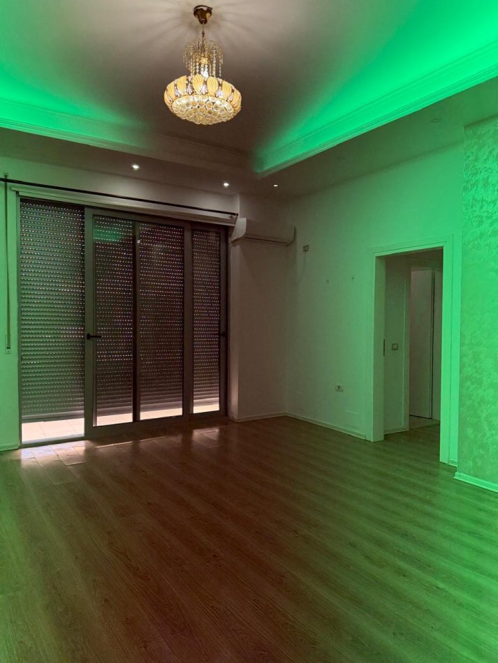 Tirane, jepet me qera apartament 2+1+Ballkon Kati 2, 100 m² 400 € (Sokrat Miho)