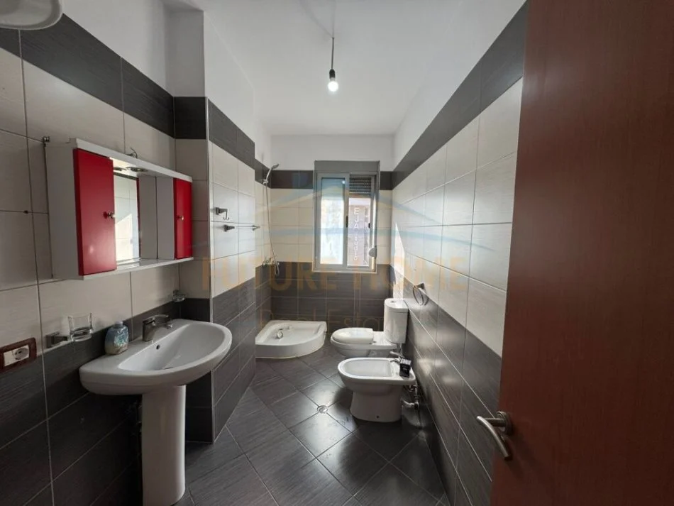 Tirane, shitet apartament 2+1 Kati 4, 106 m² 145.000 € (UNAZA E RE)