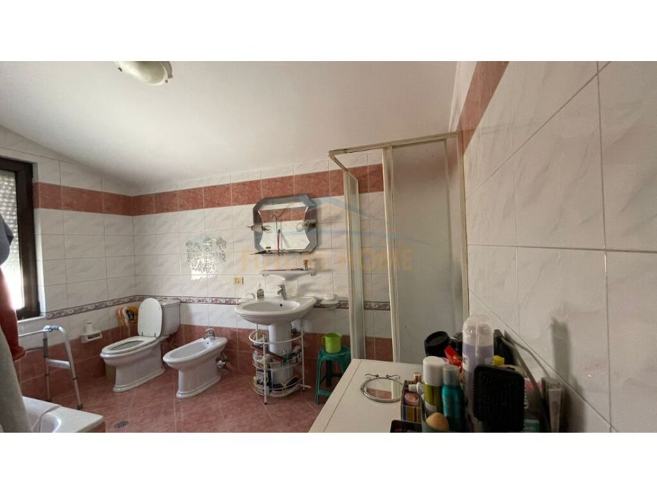 Tirane, jepet me qera Vile 2+1 , 143 m² 550 € (në Xhamllik)