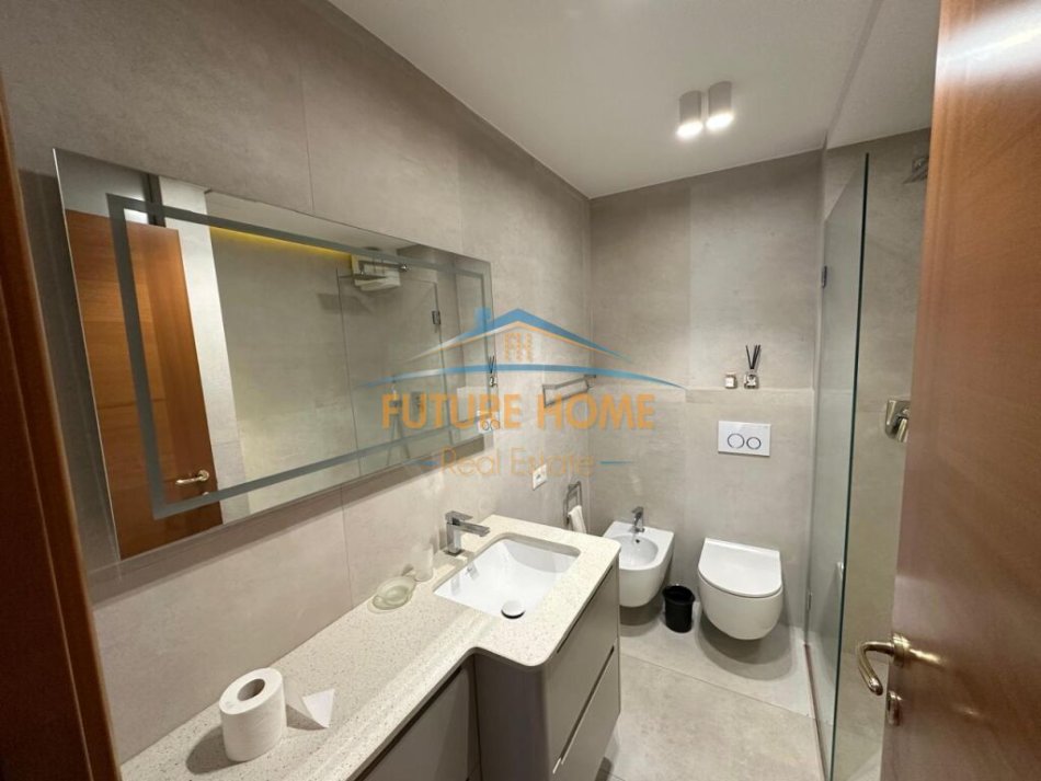 Tirane, jepet me qera zyre Kati 6, 195 m² 3.000 € (Rruga Sami Frasheri)