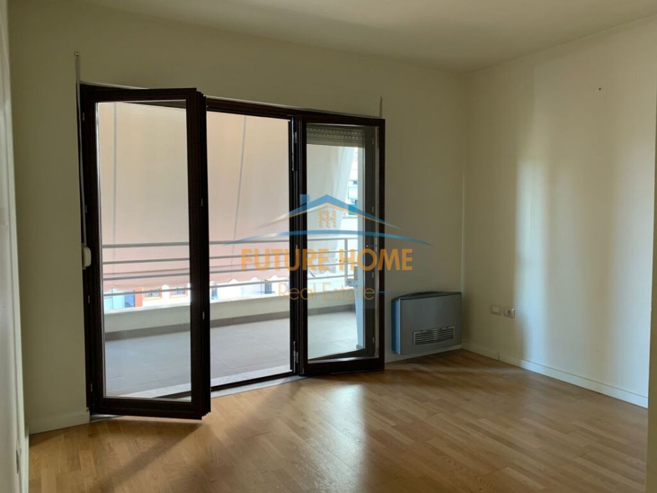 Tirane, jepet me qera zyre Kati 6, 195 m² 3.000 € (Rruga Sami Frasheri)