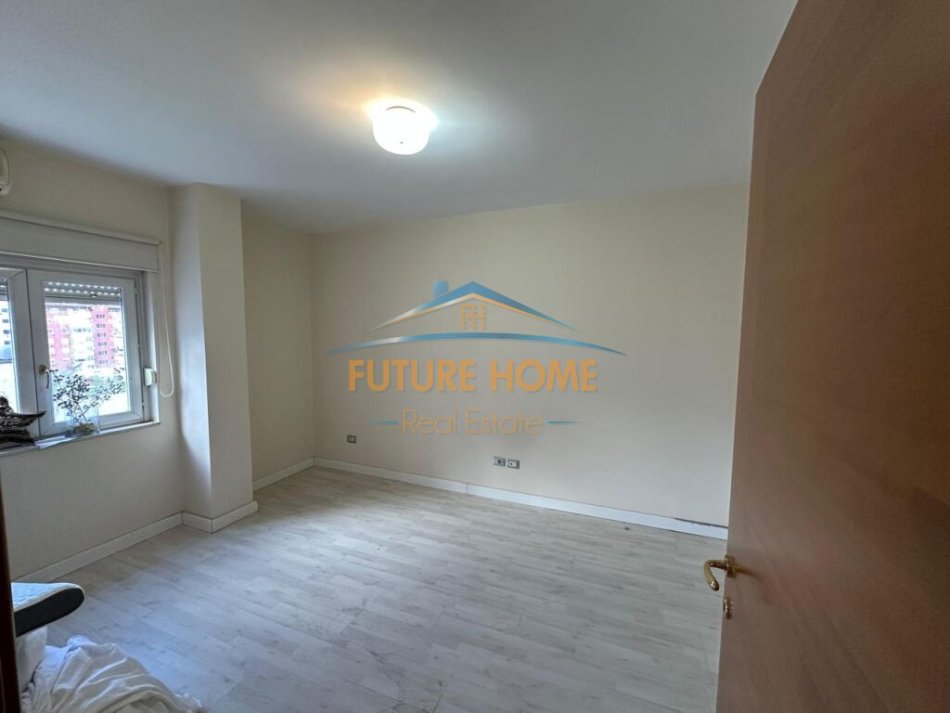 Tirane, jepet me qera zyre Kati 6, 195 m² 3.000 € (Rruga Sami Frasheri)