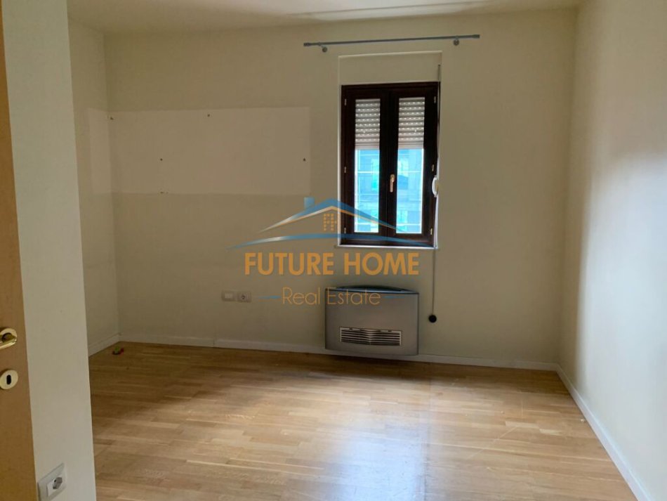 Tirane, jepet me qera zyre Kati 6, 195 m² 3.000 € (Rruga Sami Frasheri)