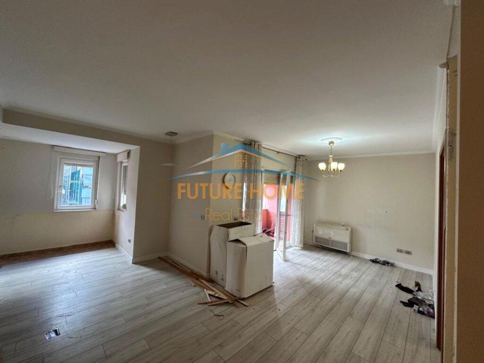 Tirane, jepet me qera zyre Kati 6, 195 m² 3.000 € (Rruga Sami Frasheri)