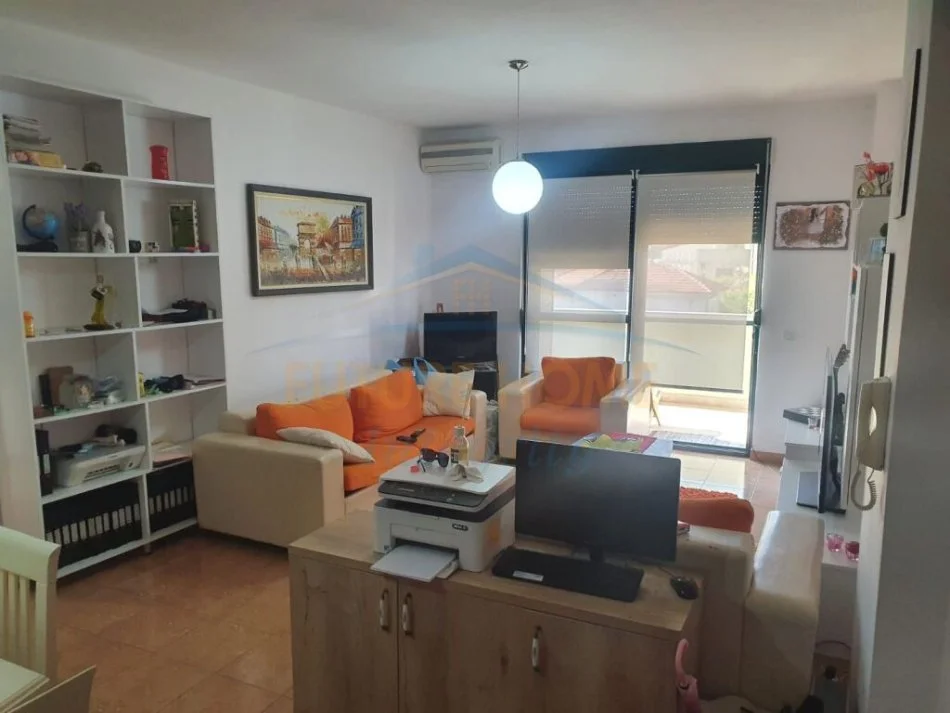 Tirane, jepet me qera apartament 2+1 Kati 3, 100 m² 600 € (MINISTRIJA E JASHTME)