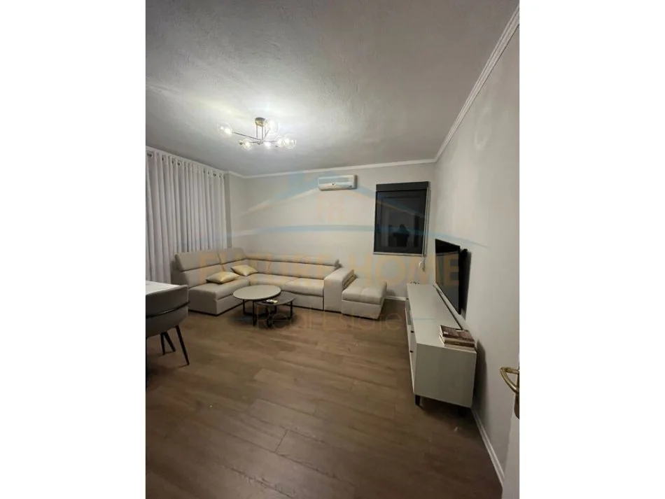 Tirane, jepet me qera 1+1+Ballkon Kati 6, 83 m² 600 € (Qender)