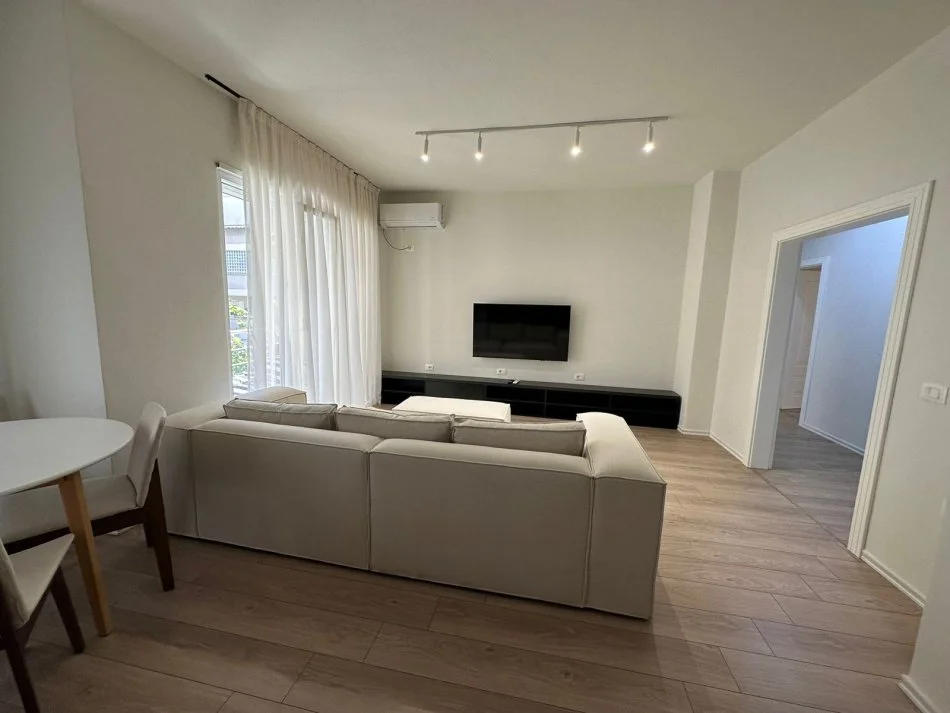 Tirane, jepet me qera apartament 2+1+Ballkon Kati 3, 95 m² 1.100 € (Pavaroti, Kopshti Zoologjik)