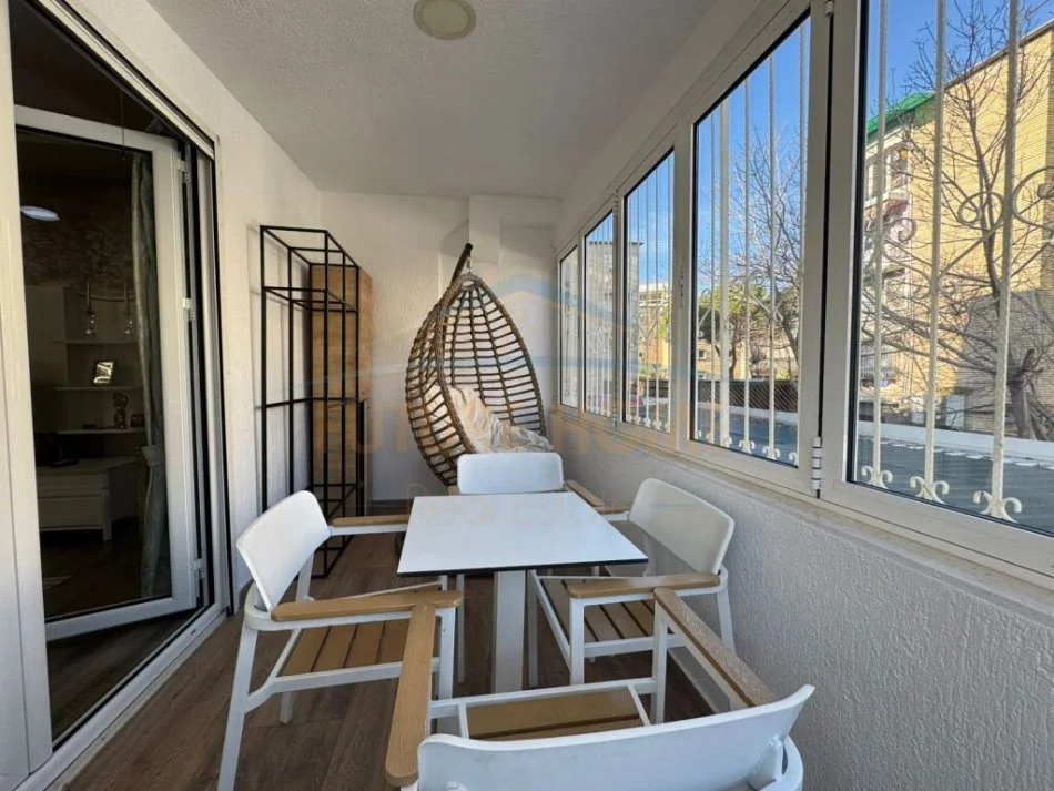 Tirane, jepet me qera apartament 3+1+Aneks+Ballkon Kati 1, 160 m² 1.200 € (Fakulteti i Inxhinierise se Ndertimit)