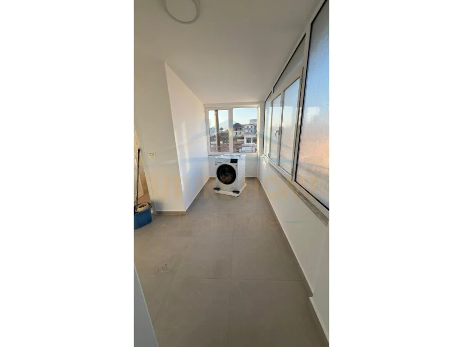 Tirane, jepet me qera apartament 3+1+Aneks+Ballkon Kati 2, 158 m² 750 € (Sauk)